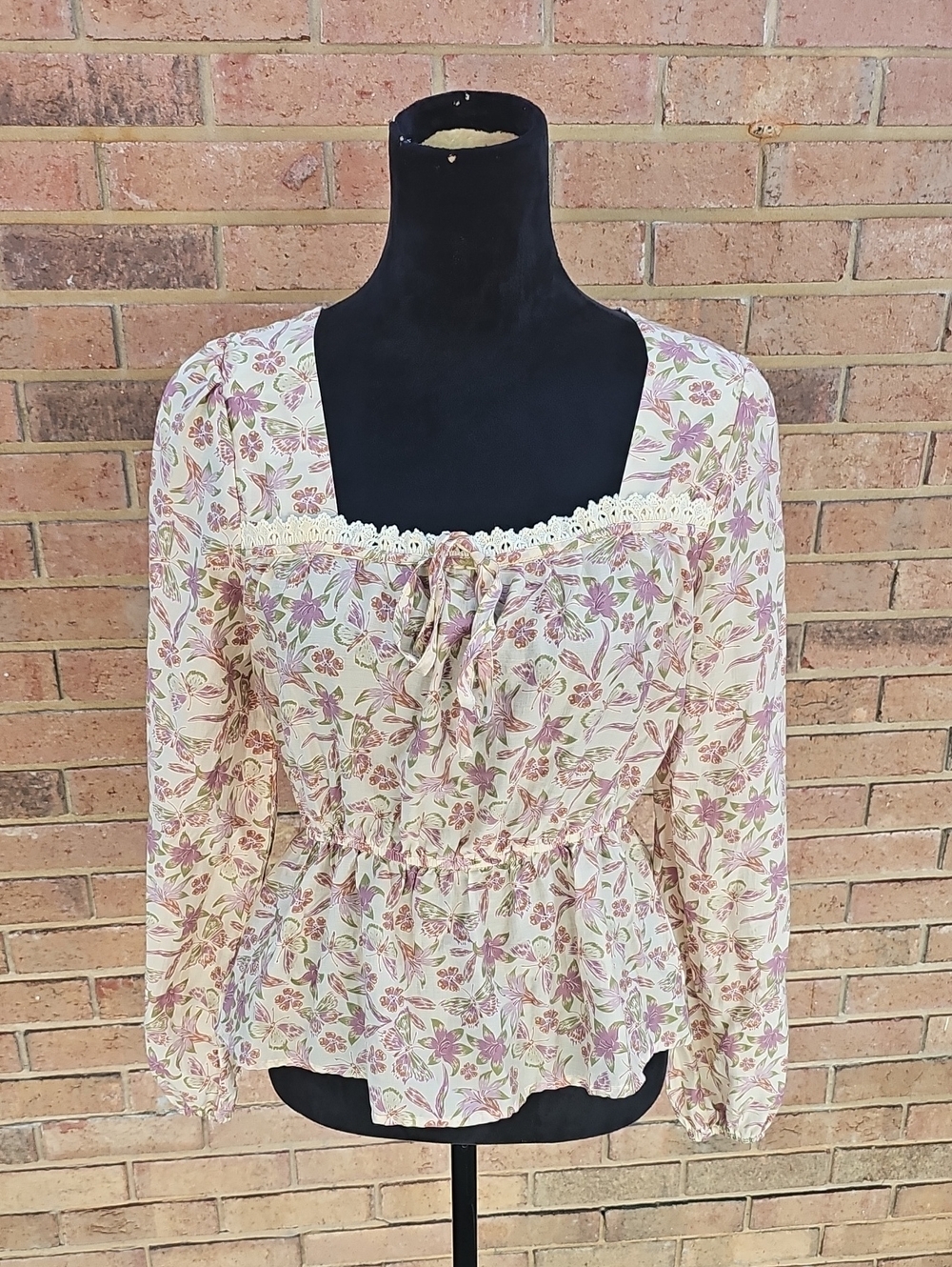 Alice Blue floral blouse features a romantic Size Small